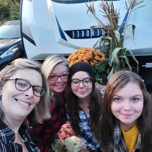 Meet your Posher, Elisa